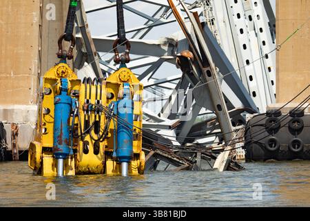 28 aprile 2024, Dundalk, MD, Stati Uniti d'America: Gli equipaggi di salvataggio utilizzano l'artiglio idraulico di salvataggio HSWC500-1000 attaccato alla massiccia nave con gru pesante Chesapeake 1000 mentre i lavori continuano a ripulire il relitto del Francis Scott Key Bridge, 29 aprile 2024, vicino a Dundalk, Maryland. Il ponte è stato colpito dalla nave container MV Dali da 984 piedi il 26 marzo e crollò uccidendo sei lavoratori. (Immagine di credito: © Christopher Rosario/U.S. Army/Planet Pix tramite ZUMA Press Wire) Foto Stock