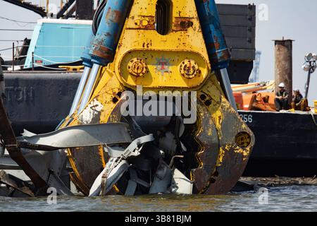 28 aprile 2024, Dundalk, MD, Stati Uniti d'America: Gli equipaggi di salvataggio utilizzano l'artiglio idraulico di salvataggio HSWC500-1000 attaccato alla massiccia nave con gru pesante Chesapeake 1000 mentre i lavori continuano a ripulire il relitto del Francis Scott Key Bridge, 29 aprile 2024, vicino a Dundalk, Maryland. Il ponte è stato colpito dalla nave container MV Dali da 984 piedi il 26 marzo e crollò uccidendo sei lavoratori. (Immagine di credito: © Christopher Rosario/U.S. Army/Planet Pix tramite ZUMA Press Wire) Foto Stock