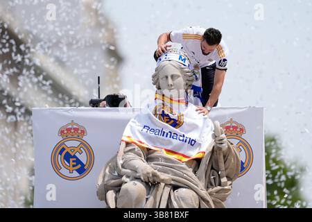 12 maggio 2024, Nadrid, Madrid, SPAGNA: Nacho Fernandez festeggia in cima alla fontana durante la celebrazione del Real Madrid a Plaza de Cibeles per il suo 36° titolo di campionato della Lega spagnola, LaLiga EA Sports, il 12 maggio 2024 a Madrid, Spagna. (Immagine di credito: © Oscar J. Barroso/AFP7 via ZUMA Press Wire) Foto Stock