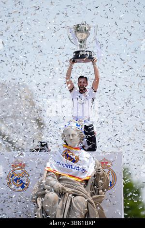 12 maggio 2024, Nadrid, Madrid, SPAGNA: Nacho Fernandez festeggia in cima alla fontana con il trofeo durante la celebrazione del Real Madrid a Plaza de Cibeles per il suo 36° titolo di campionato della Lega spagnola, LaLiga EA Sports, il 12 maggio 2024 a Madrid, Spagna. (Immagine di credito: © Oscar J. Barroso/AFP7 via ZUMA Press Wire) Foto Stock