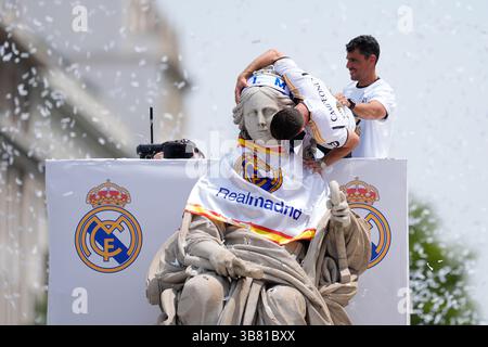 12 maggio 2024, Nadrid, Madrid, SPAGNA: Nacho Fernandez festeggia in cima alla fontana durante la celebrazione del Real Madrid a Plaza de Cibeles per il suo 36° titolo di campionato della Lega spagnola, LaLiga EA Sports, il 12 maggio 2024 a Madrid, Spagna. (Immagine di credito: © Oscar J. Barroso/AFP7 via ZUMA Press Wire) Foto Stock