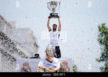 12 maggio 2024, Nadrid, Madrid, SPAGNA: Nacho Fernandez festeggia in cima alla fontana con il trofeo durante la celebrazione del Real Madrid a Plaza de Cibeles per il suo 36° titolo di campionato della Lega spagnola, LaLiga EA Sports, il 12 maggio 2024 a Madrid, Spagna. (Immagine di credito: © Oscar J. Barroso/AFP7 via ZUMA Press Wire) Foto Stock