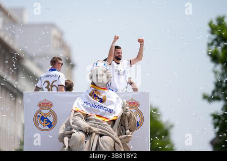 12 maggio 2024, Nadrid, Madrid, SPAGNA: Nacho Fernandez festeggia in cima alla fontana durante la celebrazione del Real Madrid a Plaza de Cibeles per il suo 36° titolo di campionato della Lega spagnola, LaLiga EA Sports, il 12 maggio 2024 a Madrid, Spagna. (Immagine di credito: © Oscar J. Barroso/AFP7 via ZUMA Press Wire) Foto Stock