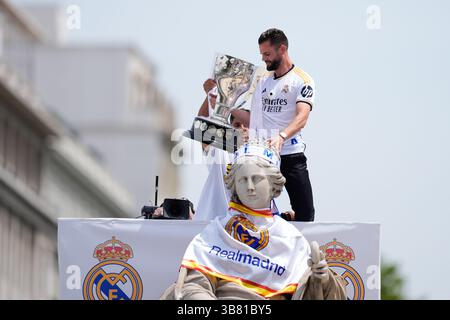 12 maggio 2024, Nadrid, Madrid, SPAGNA: Nacho Fernandez festeggia in cima alla fontana con il trofeo durante la celebrazione del Real Madrid a Plaza de Cibeles per il suo 36° titolo di campionato della Lega spagnola, LaLiga EA Sports, il 12 maggio 2024 a Madrid, Spagna. (Immagine di credito: © Oscar J. Barroso/AFP7 via ZUMA Press Wire) Foto Stock