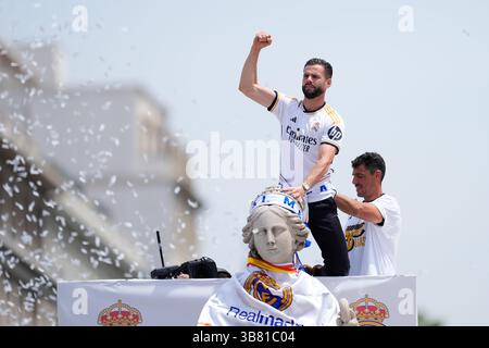 12 maggio 2024, Nadrid, Madrid, SPAGNA: Nacho Fernandez festeggia in cima alla fontana durante la celebrazione del Real Madrid a Plaza de Cibeles per il suo 36° titolo di campionato della Lega spagnola, LaLiga EA Sports, il 12 maggio 2024 a Madrid, Spagna. (Immagine di credito: © Oscar J. Barroso/AFP7 via ZUMA Press Wire) Foto Stock