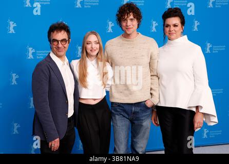 22 febbraio 2024, Berlino, Germania: Atom Egoyan, Amanda Seyfried, Douglas Smith e Ambur Braid hanno posato al photocall di "Seven Veils" durante il 74° Festival Internazionale del Cinema di Berlinale all'Hotel Grand Hyatt di Berlino, Germania, il 22 febbraio 2024. Foto: Alec Michael (immagine di credito: © Alec Michael via ZUMA Press) Foto Stock