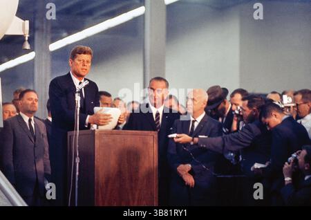 Houston, Texas, Stati Uniti: Il presidente degli Stati Uniti John F. Kennedy parla alla riunione dei media e dei dipendenti del sito 3 durante la visita, tra cui il vicepresidente statunitense Lyndon B. Johnson; il dottor Robert R. Gilruth; e James E. Webb, amministratore della NASA, Manned Spacecraft Center, Houston, Texas, USA, 12 settembre 1962 (immagine di credito: © JT Vintage via ZUMA Press Wire) Foto Stock