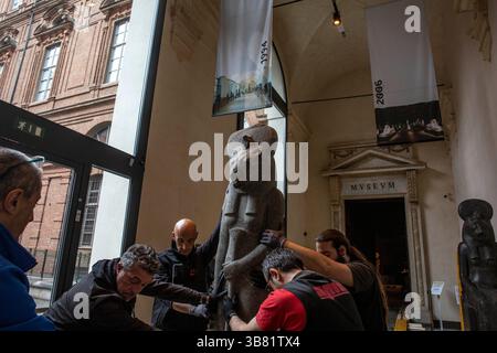 23 febbraio 2024, Torino, Piemonte, Italia: Le statue di dei e faraoni della Galleria dei Re del Museo Egizio saranno esposte in una nuova mostra temporanea, a partire dal 23 aprile, nell'atrio del Museo Egizio in occasione del 200° anniversario della nascita del museo (immagine di credito: © Simone Dalmasso/ZUMA Press Wire) Foto Stock