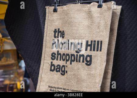 Londra, Regno Unito - 12 ottobre 2024 - Borsa in iuta marrone della Notting Hill Shopping Bag in mostra Foto Stock