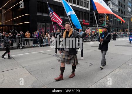 6 aprile 2024, New York, Stati Uniti: L'attore Dougray Scott marcia sulla Sixth Avenue come Grand Marshal della 26a edizione annuale della New York City Tartan Day Parade. La parata annuale che commemora la cultura scozzese, attira bagpiper, ballerini delle Highland, organizzazioni scozzesi-americane e festeggiamenti a Midtown Manhattan, New York City. Nel 1998, il Senato degli Stati Uniti istituì il 6 aprile come National Tartan Day per riconoscere i risultati e i contributi eccezionali fatti dagli scozzesi americani agli Stati Uniti. (Immagine di credito: © Jimin Kim/SOPA Images via ZUMA Press Wire) Foto Stock