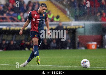 Genova, Italia. 6 maggio 2025. Italia, Genova, 2025 05 05: Koni De Winter (Genoa CFC) passa tiro in campo nel secondo tempo durante la partita di calcio Genova CFC vs AC Milan, serie A EniLive 2024-2025 giorno 35, Stadio Luigi Ferraris. Italia, Genova, 2025 05 05: Genova CFC vs AC Milan, serie A EniLive.2024/2025 giorno 35, disputato allo Stadio Luigi Ferraris. (Credit Image: © Fabrizio Andrea Bertani/Pacific Press via ZUMA Press Wire) SOLO PER USO EDITORIALE! Non per USO commerciale! Foto Stock