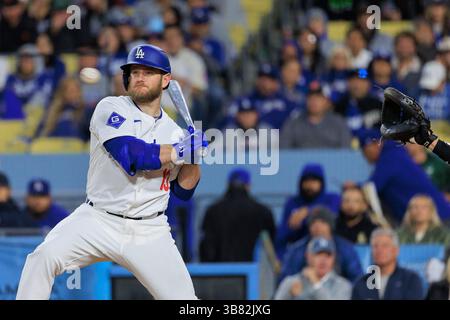 1 aprile 2024, Los Angeles, California, USA: Max Muncy n. 13 dei Los Angeles Dodgers guarda un high ball durante la partita MLB contro i San Francisco Giants lunedì 1 aprile 2024 al Dodger Stadium di Los Angeles, California. JAVIER ROJAS/PI (immagine di credito: © PI via ZUMA Press Wire) Foto Stock