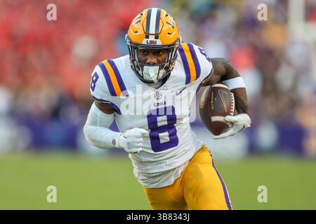 14 ottobre 2023: Baton Rouge, Louisiana, USA: Il ricevitore LSU Malik Nabers (8) riceve un passaggio in campo e corre in touchdown durante la partita di football NCAA tra gli Auburn Tigers e gli LSU Tigers al Tiger Stadium. (Immagine di credito: © Jonathan Mailhes/CSM via ZUMA Press Wire) Foto Stock