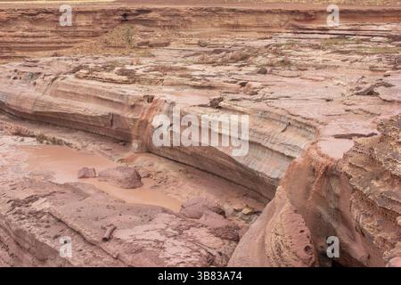 Formazioni rocciose uniche rivelano strati di storia lungo una parete del canyon. Il caldo sole pomeridiano mette in risalto le loro texture, creando una vista mozzafiato di Foto Stock