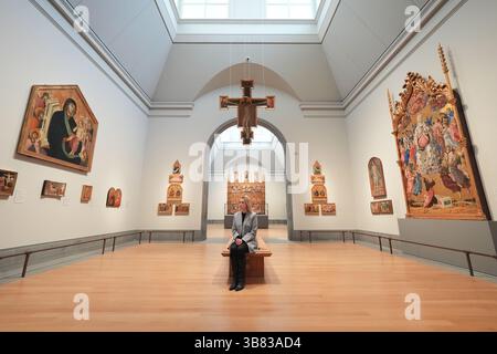 Opere d'arte in mostra durante un'anteprima della mostra CC Land: The Wonder of Art nella rinnovata Sainsbury Wing della National Gallery di Londra, che riaprirà dopo due anni di ristrutturazione. Le modifiche all'Ala Sainsbury presso la galleria includono un nuovo ingresso, negozi, caffetterie, finestre illuminate e un nuovo regno pubblico che collega lo spazio a Trafalgar Square. All'interno delle gallerie, la collezione è stata riesposta, con oltre 1.000 opere d'arte che tracciano lo sviluppo della pittura nella tradizione dell'Europa occidentale dal XIII al XX secolo, dai preferiti più amati ai dipinti neve Foto Stock