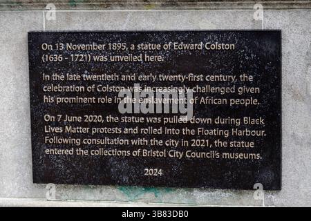 Targa aggiuntiva sull'Edward Colston Plinth nel centro di Bristol Foto Stock