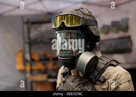 Testa manichino in maschera antigas e tuta di protezione chimica realizzata in tessuto speciale per marcatura Foto Stock