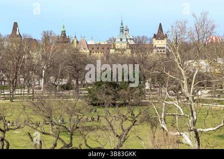 BUDAPEST, UNGHERIA - 13 MARZO 2023: Questa è una vista del Parco Varoshliget con il Castello Vajdahunyad e le attrazioni all'inizio della primavera. Foto Stock