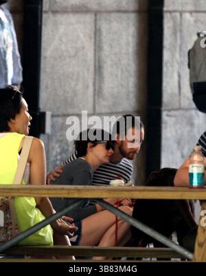 Anne Hathaway e suo marito Adam Shulman a Brooklyn, New York City - 12 giugno 2013 Foto Stock