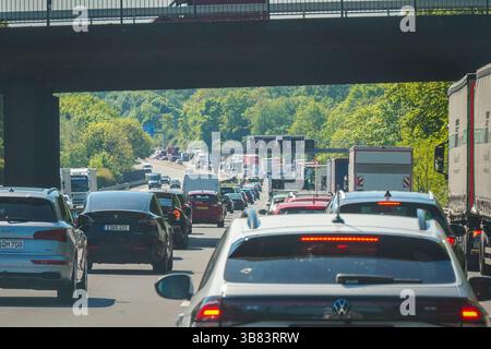 Stillstand auf deutscher Autobahn dichter Verkehr an einem Brückenzug, Nordrhein-Westfalen, Deutschland, Europa Blick auf eine massive Staubildung auf der Autobahn unterhalb einer Brücke. Zahlreiche Fahrzeuge, darunter LKW, Pkw, Elektroautos und Transporter, reihen sich im zähfließenden Verkehr. DAS Bild zeigt die zunehmende Verkehrsbelastung auf deutschen Fernstraßen, ein Dauerthema im Alltag von Pendlern und Logistikunternehmen. *** Fermo sull'autostrada tedesca traffico intenso su un ponte, Renania settentrionale-Vestfalia, Germania, Europa Vista di un massiccio ingorgo di traffico sull'autostrada sotto un ponte numero Foto Stock