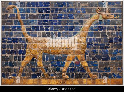 Mushhushshu-drago, simbolo del Dio Marduk. 604 - 562 A.C. Mattoni cotti e smaltati. Foto Stock