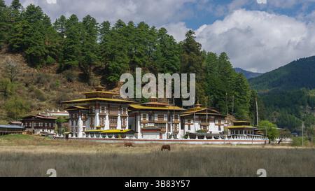 Vista panoramica dell'antico complesso del tempio Kurjey lhakhang nella valle di Bumthang, Bhutan Foto Stock