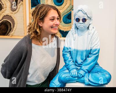 Londra, Regno Unito. 7 maggio 2025. Guardate me P, 2024, di Leesi in Galerie Duret - la fiera dell'arte accessibile torna a Hampstead Heath. La fiera offre ai visitatori la possibilità di acquistare opere da oltre 100 gallerie a prezzi compresi tra £ 50 e £ 7.000. La fiera si svolge fino al 12 maggio. Crediti: Guy Bell/Alamy Live News Foto Stock