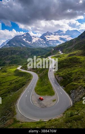 Vista aerea di un tornante al passo Bernina, Graubunden, Engadina, Svizzera. Foto Stock