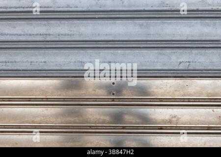 Otturatore metallico resistente agli agenti atmosferici con linee orizzontali Foto Stock