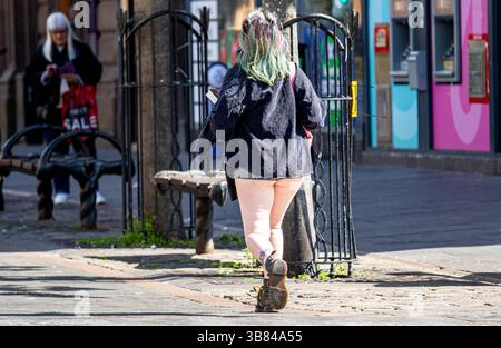 Dundee, Tayside, Scozia, Regno Unito. 7 maggio 2025. Meteo nel Regno Unito: Il clima fresco primaverile e ventilato vede alcuni abitanti del posto e turisti passare la giornata facendo shopping e seguendo le loro routine quotidiane nel centro di Dundee. Crediti: Dundee Photographics/Alamy Live News Foto Stock