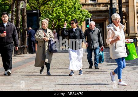 Dundee, Tayside, Scozia, Regno Unito. 7 maggio 2025. Meteo nel Regno Unito: Il clima fresco primaverile e ventilato vede alcuni abitanti del posto e turisti passare la giornata facendo shopping e seguendo le loro routine quotidiane nel centro di Dundee. Crediti: Dundee Photographics/Alamy Live News Foto Stock