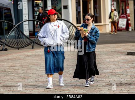 Dundee, Tayside, Scozia, Regno Unito. 7 maggio 2025. Meteo nel Regno Unito: Il clima fresco primaverile e ventilato vede alcuni abitanti del posto e turisti passare la giornata facendo shopping e seguendo le loro routine quotidiane nel centro di Dundee. Crediti: Dundee Photographics/Alamy Live News Foto Stock