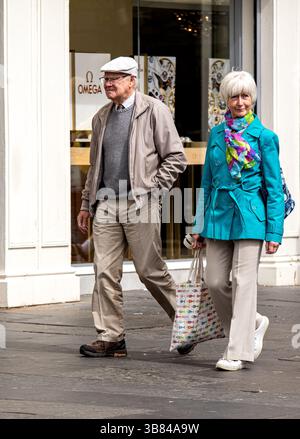 Dundee, Tayside, Scozia, Regno Unito. 7 maggio 2025. Meteo nel Regno Unito: Il clima fresco primaverile e ventilato vede alcuni abitanti del posto e turisti passare la giornata facendo shopping e seguendo le loro routine quotidiane nel centro di Dundee. Crediti: Dundee Photographics/Alamy Live News Foto Stock