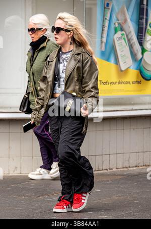 Dundee, Tayside, Scozia, Regno Unito. 7 maggio 2025. Meteo nel Regno Unito: Il clima fresco primaverile e ventilato vede alcuni abitanti del posto e turisti passare la giornata facendo shopping e seguendo le loro routine quotidiane nel centro di Dundee. Crediti: Dundee Photographics/Alamy Live News Foto Stock