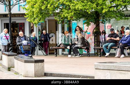 Dundee, Tayside, Scozia, Regno Unito. 7 maggio 2025. Meteo nel Regno Unito: Il clima fresco primaverile e ventilato vede alcuni abitanti del posto e turisti passare la giornata facendo shopping e seguendo le loro routine quotidiane nel centro di Dundee. Crediti: Dundee Photographics/Alamy Live News Foto Stock