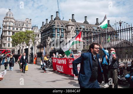 Londra, Regno Unito. 7 maggio 2025. I manifestanti si sono riuniti fuori dalla stazione di Westminster per chiedere che i camion alimentari entrino a Gaza. Crediti: Oleksii Ovcharenko|Alamy Live News Foto Stock