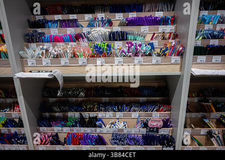 Ivano-Frankivsk, Ucraina - 29 aprile 2025: Una selezione ordinata di penne e matite colorate in vendita. Foto Stock