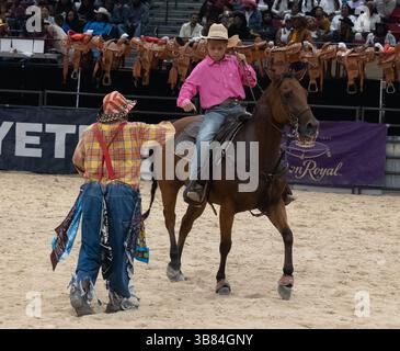 23 settembre 2023, Upper Marlboro, Maryland, Stati Uniti: JERMAINE WALKER. JR di Hemstead, TX, dà un dap a Spanky il clown durante le ultime gare del polpaccio roping durante la finale del Bill Pickett Invitational Rodeo Championships alla Show Place Arena di Upper Marlboro, MD. Walker ha vinto il Jr. Break away Championship dei campionati BPIR 2023 (Credit Image: © Brian Branch Price/ZUMA Press Wire) Foto Stock