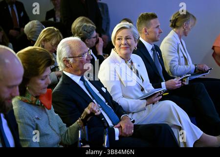 Stoccolma, Svezia. 7 maggio 2025. Halla Tomasdottir, la regina Silvia, il sig. Björn Skúlason e il re Carl Gustaf visitano Cybercampus Sverige al Royal Institute of Technology (KTH) di Stoccolma, Svezia, 7 maggio 2025. Il presidente islandese Halla Tómasdóttir è in visita di Stato in Svezia il 6-8 maggio 2025. Foto: Fredrik Sandberg/TT/codice 10080 credito: TT News Agency/Alamy Live News Foto Stock
