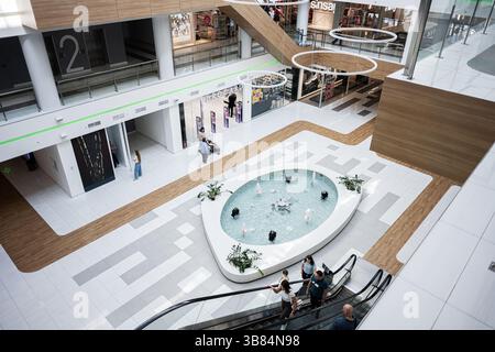 Ivano-Frankivsk, Ucraina - 29 aprile 2025: Area commerciale di Veles con scale mobili, fontana e negozi al dettaglio Foto Stock