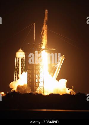 15 settembre 2021, Kennedy Space Center, FL, USA: Con il conto alla rovescia al Launch Complex 39-A in primo piano, il razzo SpaceX Falcon 9 si solleva dal Kennedy Space Center, Flaa, portando un equipaggio interamente civile nella missione Inspiration 4, 15 settembre 2021. (Immagine di credito: © Joe Burbank/Orlando Sentinel tramite ZUMA Press Wire) Foto Stock