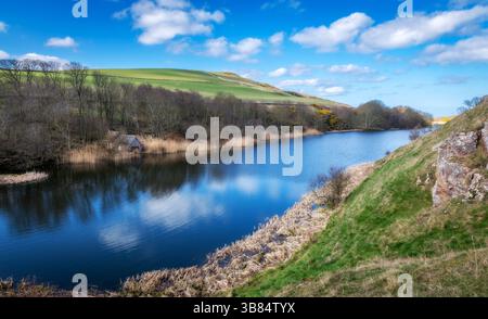 Mire Loch è un lago artificiale di acqua dolce situato a St ABB's Head, nei confini scozzesi. Foto Stock