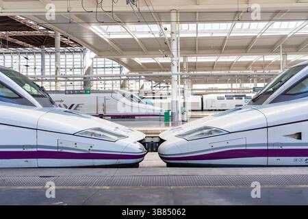17 aprile 2024, Arganzuela, Madrid, Stati Uniti: Il treno ad alta velocità arriva a Madrid Atocha, hub per i treni pendolari e regionali, nonché servizi AVE in tutta la Spagna. (Immagine di credito: © Walter G Arce Sr Grindstone medi/ASP) Foto Stock