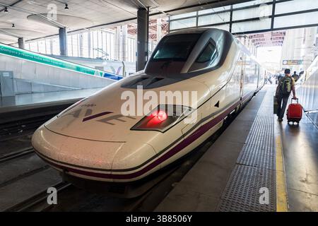 17 aprile 2024, Arganzuela, Madrid, Stati Uniti: Il treno ad alta velocità arriva a Madrid Atocha, hub per i treni pendolari e regionali, nonché servizi AVE in tutta la Spagna. (Immagine di credito: © Walter G Arce Sr Grindstone medi/ASP) Foto Stock