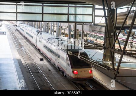 17 aprile 2024, Arganzuela, Madrid, Stati Uniti: Il treno ad alta velocità arriva a Madrid Atocha, hub per i treni pendolari e regionali, nonché servizi AVE in tutta la Spagna. (Immagine di credito: © Walter G Arce Sr Grindstone medi/ASP) Foto Stock