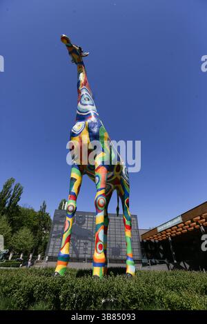 30 aprile 2024, Kiev, Ucraina: Ingresso allo zoo di Kiev con una grande giraffa multicolore di fronte...lo zoo di Kiev è l'unico zoo nel centro di Kiev e ha subito bombardamenti e sopravvisse ai principali attacchi alla città nel 2022. Nel luglio del 2024 altri bombardamenti sono avvenuti a Kiev che fortunatamente lo zoo non ha subito. (Immagine di credito: © Bianca Otero/ZUMA Press Wire) Foto Stock