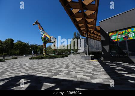 30 aprile 2024, Kiev, Ucraina: Ingresso allo zoo di Kiev con una grande giraffa multicolore di fronte...lo zoo di Kiev è l'unico zoo nel centro di Kiev e ha subito bombardamenti e sopravvisse ai principali attacchi alla città nel 2022. Nel luglio del 2024 altri bombardamenti sono avvenuti a Kiev che fortunatamente lo zoo non ha subito. (Immagine di credito: © Bianca Otero/ZUMA Press Wire) Foto Stock