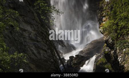 Una cascata precipitosa scorre sulle rocce in un ambiente boscoso, il torrente Rostaa, nei pressi di Sel, Gudbrandsdalen, Norvegia, Europa Foto Stock