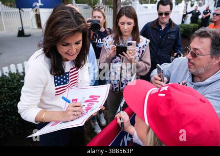 23 febbraio 2024, Moncks Corner, Carolina del Sud, Stati Uniti: Il candidato presidenziale repubblicano ed ex ambasciatore delle Nazioni Unite NIKKI HALEY firma un supporters â€œWomen per Nikkiâ€ firma a Moncks Corner fuori Charleston, SC (immagine di credito: © Maxwell Vittorio/ZUMA Press Wire) Foto Stock