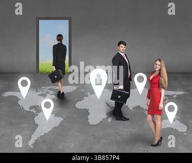 Uomini d'affari in piedi nella stanza su una mappa Foto Stock